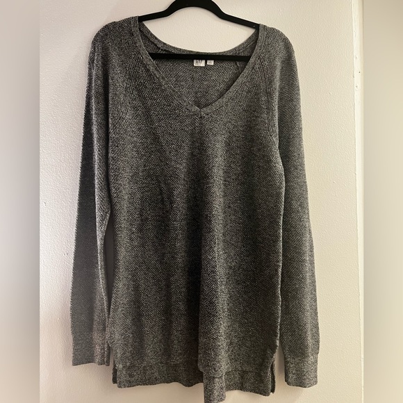Women’s GAP Long-Sleeve Lightweight V-Neck Sweater SIZE L - PRE-OWNED - Picture 1 of 7